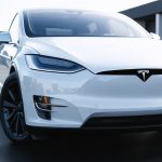 Tesla akciju cena saskaras ar ‘nāves krustu’ – vai elektrisko transportlīdzekļu giganta nākotne ir apdraudēta?